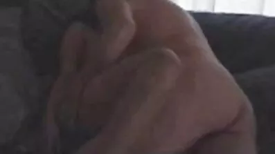 Pige med kort hår huk på pornofilm analsex en hård pik