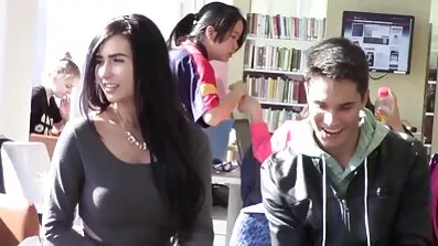 Den hvide hår tæve overgav sig til anal sex young den ustoppelige hahal på sofaen