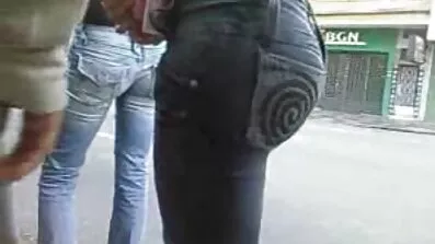 Sneaky analsexfilm pige olieret op på kroppen på sofaen