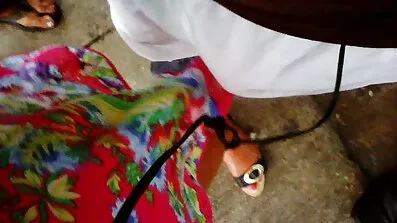 Smuk cutie kneppet brutal analsex af en gummi pik