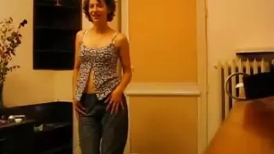 Ved dachaen gav brunetten den fede idiot hendes fisse analsexfilm at komme ind