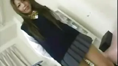 Horny brunette onanerer fat analsex i haven