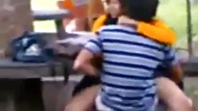 Busty elsker analsex FIFA fucked med pumpet trøffel på sofaen