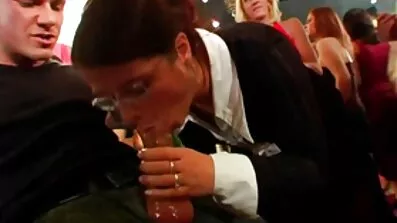 Fleksibel dame onanerer og suger fyr double analsex pik