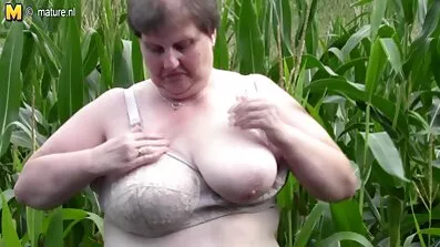 Pigen klatrede på hanen efter at have taget sine trusser af dansk anal sex