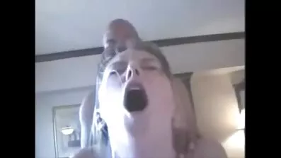 Mand undresses og fucks casting anal sex chick i strømpebukser hjemme