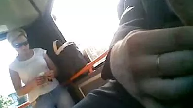 Fingering fisse og røv, fordi der ikke er anal sex amateur nogen derhjemme