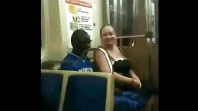 Afrikansk analsex vidio pige håndterer chokolade fisse