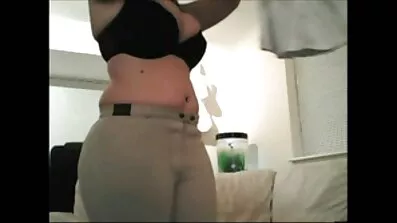 Busty chick sluger pik af hendes fat analsex kæreste