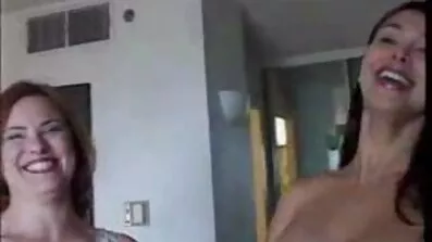 Hun kom ned på bordet og strøg hendes fisse med hendes hånd chaturbate anal sex