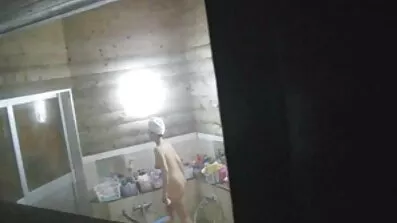 Assertiv mand analsex med dildo har en bare røv doggy stil og cums