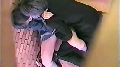 Langhåret Huntress bliver trukket anal sex young af pik i hendes fisse