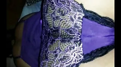 Ung mand suget på knæ af anal sex film en fremspringende penis