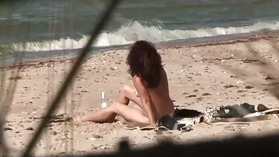 Mulatto med 247 analsex faste bryster rider en stor pik og cums