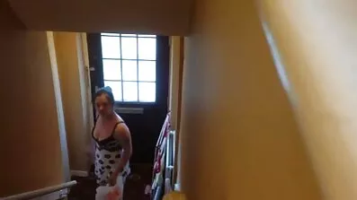 Busty blonde unbuttoned hendes badekåbe og tube anal sex viste bryster