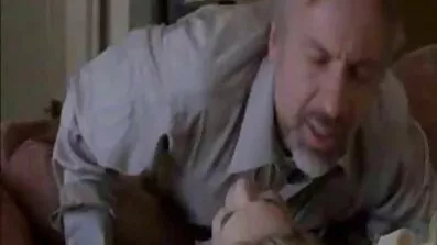 Grå hår bedstefar fucks en hore og stønner med anal sex dog glæde