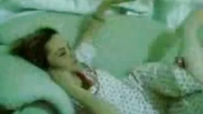 Genert Blond brystvorte onanerer legende på beautiful analsex stolen