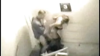 Ung massør indsatte en best analsex ever pik i munden af en smuk Skolepige