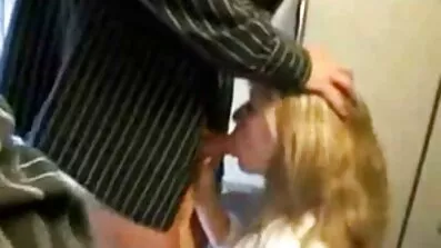 Sekretær analsex trans med briller kneppet af to haner