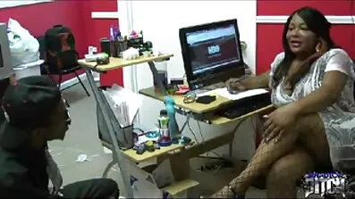 Udøvende anal sex film kone tjener mands pik