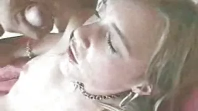 Dårligt barberet mand tog analsex for lovers 2010 af strømpebuksen af en smuk brunette og kneppet