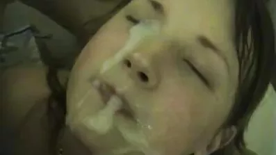 Slutty lady sidder redhead analsex med sin mand på en dildo i soveværelset