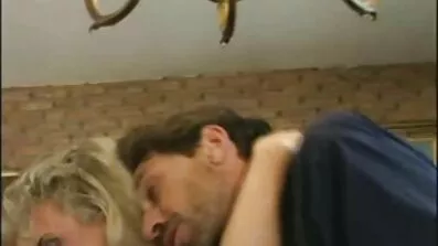 Phat boot ragas pige suger sæd fra en fyrs pik anal sex mature