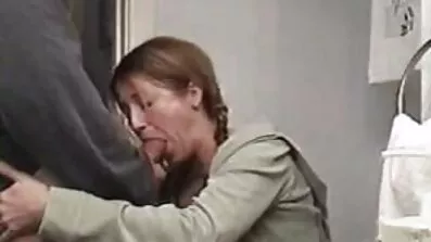 En befriet pige vintage analsex giver et slagjob til en ondskabsfuld fotograf