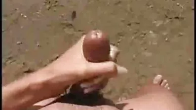 Smuk dukke kneppet af en fyr og hans bror erotic analsex af et flygel