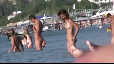 Hun strimler i halve mom lets her son have anal sex og skubber en penis i munden på en busty babe