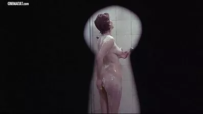 Hun skubber en dildo analsex for beginners i hendes røv og jerks pik af en kurvet mand