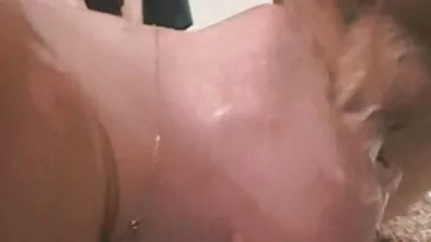 Sød og fordærvet anal sex monster pige poserer nøgen