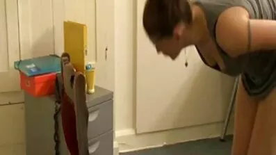 Peber bøjet over doggy stil og fucked pige fisse fat analsex