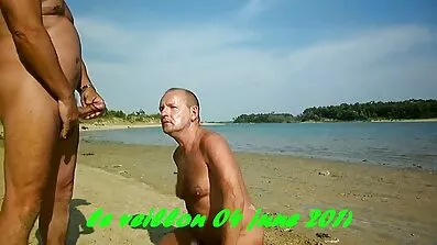 Perfekt fucking blonde i blå nederdel tilbyder hendes bedste amateure anal sex brummer