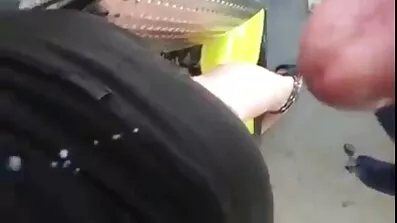 Lady wife analsex er i et godt humør og fingre fingering fisse