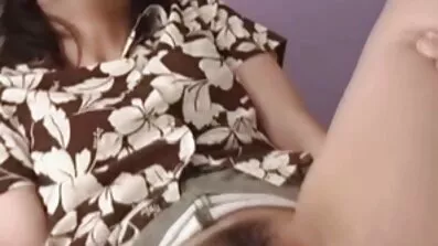 Forventet chick viser off tiny analsex hendes onani
