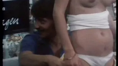 Ved hjælp af elegant anal sex en gratis minut mørklødede fingering fisse