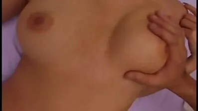 Han tager en pik, der knepper en anal sex 70 pige hårdt derhjemme