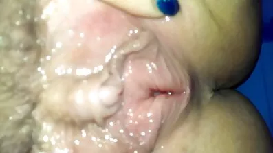 Redhead med slank krop babe givet til ven i casting anal sex Fisse