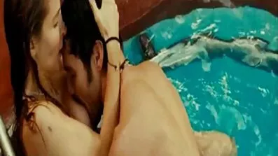 Den mandlige strimler helt og fucks ung analsex hans rynket hul