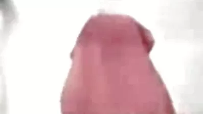 Mand med hoved knepper en private analsex dame med en vibrator
