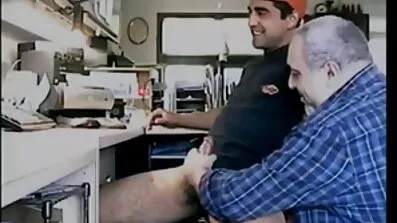 Chefen knepper en pige på arbejde i gay analsex et dejligt arbejdshul