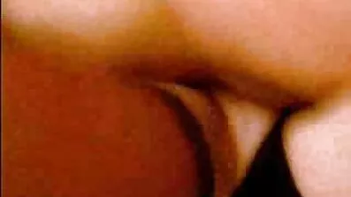 Trukket tilbage badedragt med anal sex young skridtet og sadlede drengens penis