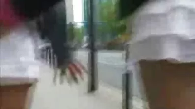 Kvinde på en gummi pik rider med glæde anal sex ru