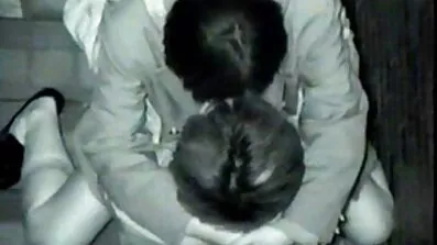 Naughty pass lidenskabelige driller fisse på asian analsex sofaen og cums fra fornøjelse