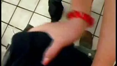 Hendes kæreste kæreste fucks phallus og hård analsex vibrator