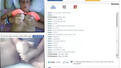 Ved lægeundersøgelse indsætter en pige en elsker analsex vaginal dilator i sig selv