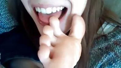 Briller-iført pige tog på en gummi anal sex casting dildo