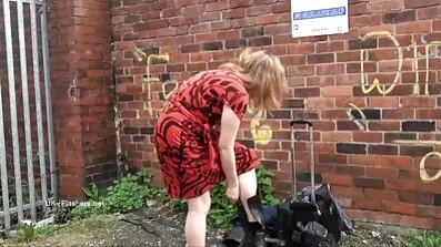 Halv casting anal sex nøgen dame fucks vibrator i soveværelset