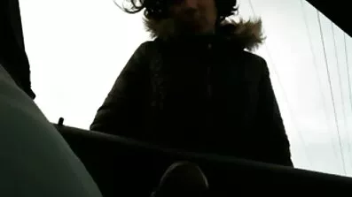 To varme kurtisaner tjener ubeskyttet analsex en gråhåret moden mand